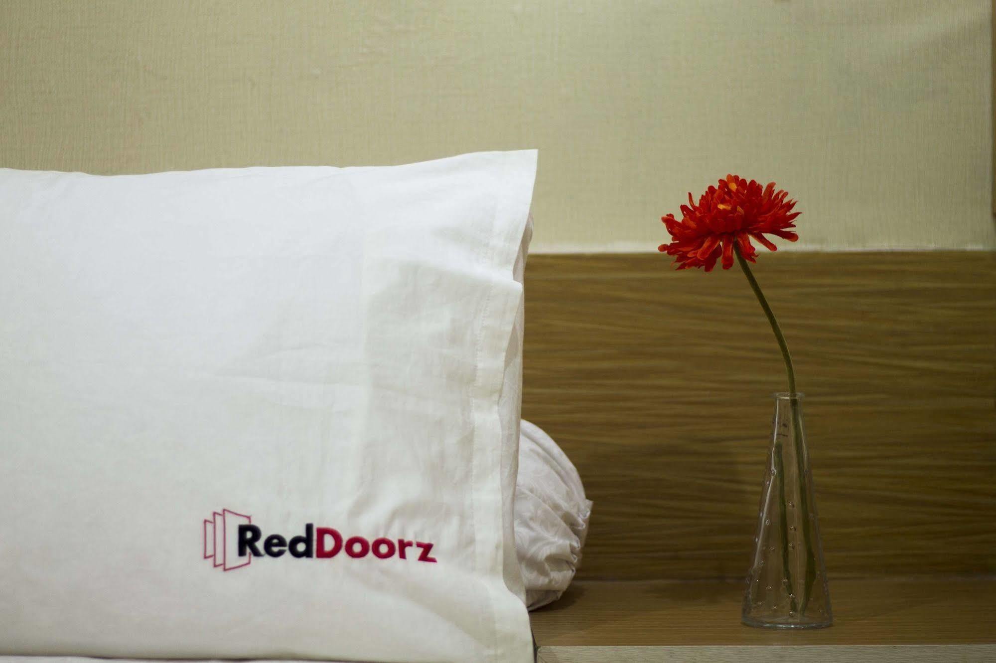 Отель Reddoorz @ Gegerkalong Girang Бандунг Экстерьер фото